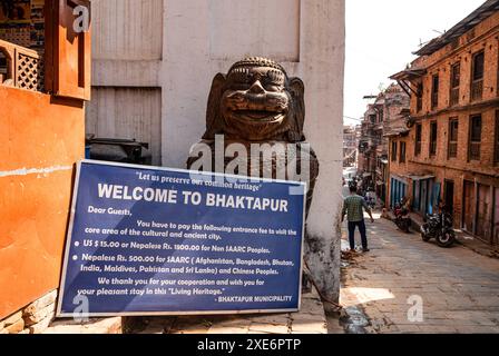 Cartello d'ingresso all'area della città vecchia di Bhaktapur con la statua del Leone a guardia del vicolo, Bhaktapur, Nepal, Asia Copyright: CasparxSchlageter 1372-226 Foto Stock