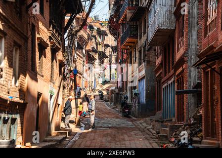 Vista lungo una strada stretta con tradizionali case in mattoni nel centro di Bhaktapur, Kathmandu, Nepal, Asia Copyright: CasparxSchlageter 1372-227 Foto Stock