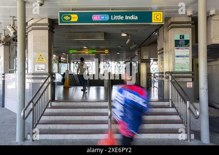 Giugno 2024. Segnaletica della stazione ferroviaria di Little India. I turisti di solito escono da qui per iniziare a esplorare il quartiere di Little India. Singapore. Foto Stock