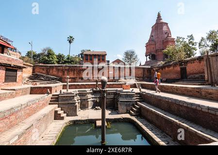 Bhandar Pokhari e il Palazzo delle finestre 55, Piazza Durbar, la piazza principale nella storica città di Bhaktapur, sito patrimonio dell'umanità dell'UNESCO, la valle di Kathmandu Foto Stock