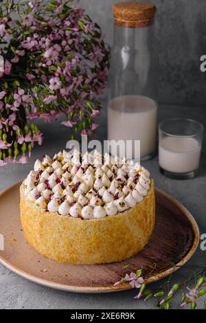 Torta panna montata con bottiglia di latte Foto Stock