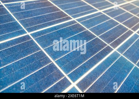 Primo piano della tecnologia ecocompatibile di una centrale elettrica a celle solari.paesaggio di pannelli a celle solari in una centrale fotovoltaica.concetto di risorse sostenibili Foto Stock