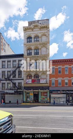 Chinatown di New York: 97 Bowery, un edificio loft in ghisa di New York, è in rovina, addossato di graffiti e vernice bianca sbiadita. Foto Stock