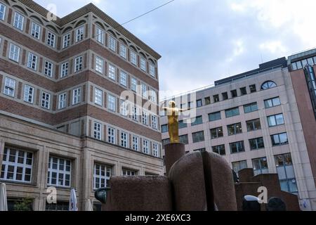 Vista del Musikbrunnen, una fontana costruita in metallo, marmo e granito situata in un cortile dietro la Wilhelm Marx Haus, un grattacielo storico Foto Stock