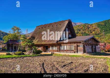 Villaggio di Shirakawago Gifu Giappone, storica casa tradizionale giapponese di Gassho nel villaggio di Shirakawa nella stagione autunnale del fogliame Foto Stock