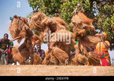 Ballerini mascherati, la cerimonia tradizionale Kulamba del popolo Chewa dello Zambia, del Mozambico e del Malawi, che si tiene ogni anno l'ultimo sabato di agosto Foto Stock