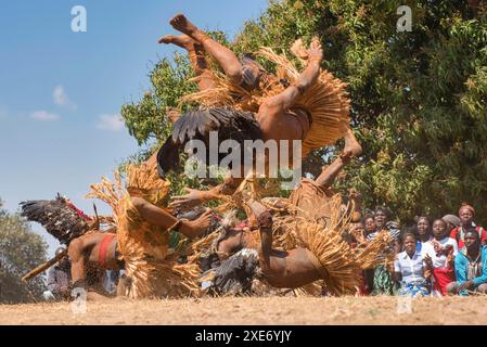 Ballerini mascherati somersaulting, la cerimonia tradizionale Kulamba del popolo Chewa dello Zambia, del Mozambico e del Malawi, che si tiene ogni anno l'ultimo Satur Foto Stock