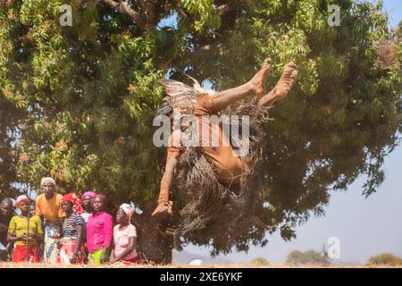 Ballerina mascherata somersaulting, la cerimonia tradizionale Kulamba del popolo Chewa dello Zambia, del Mozambico e del Malawi, che si tiene ogni anno l'ultimo Saturno Foto Stock