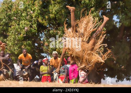 Ballerina mascherata somersaulting, la cerimonia tradizionale Kulamba del popolo Chewa dello Zambia, del Mozambico e del Malawi, che si tiene ogni anno l'ultimo Saturno Foto Stock