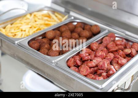 varie salsicce speziate, kibbehs e patatine fritte servite in padella Foto Stock