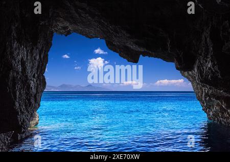 Famose grotte blu. Bellissime grotte marine sull'isola di Zante, sul Mar Ionio in Grecia. Vista dall'interno della grotta Foto Stock