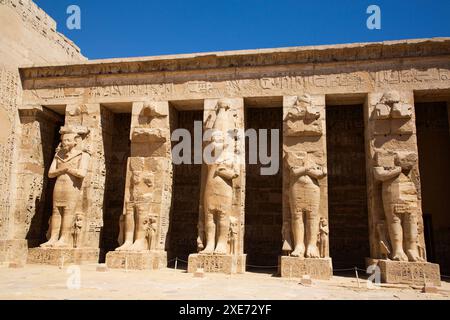 Statue di Osiria, Portico settentrionale, primo cortile, Medinet Habu, Tempio Mortuario di Ramses III, 1187-56 a.C., Antica Tebe, Patrimonio dell'Umanità dell'UNESCO Foto Stock