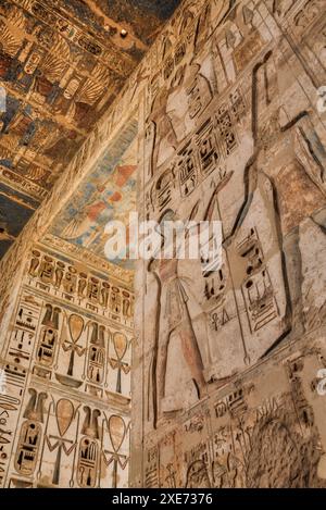 Rilievi, all'interno della porta tra il primo e il secondo pilone, Medinet Habu, Tempio Mortuario di Ramses III, 1187-56 a.C., Antica Tebe, Patrimonio dell'Umanità dell'UNESCO Foto Stock