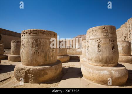 Basi colonna, grande sala Ipostilio, Medinet Habu, Tempio Mortuario di Ramses III, 1187-56 a.C., Antica Tebe, sito Patrimonio dell'Umanità dell'UNESCO, Luxor, Egy Foto Stock