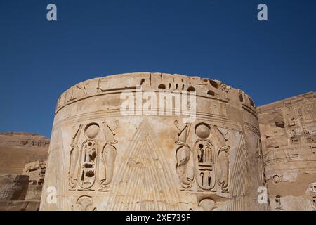 Base colonna, grande sala Ipostilio, Medinet Habu, Tempio Mortuario di Ramses III, 1187-56 a.C., Antica Tebe, sito Patrimonio dell'Umanità dell'UNESCO, Luxor, Egg Foto Stock