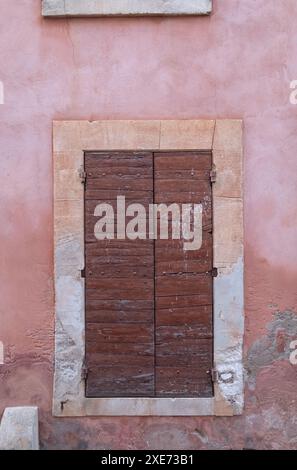 Fai un salto sulle case nella splendida città storica di Roussillon, in Provenza nel sud della Francia. Il villaggio in cima alla collina si trova adiacente ad una vecchia miniera di ocra Foto Stock