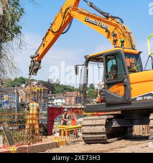 Bewdley, Regno Unito. 26 giugno 2024. Meteo nel Regno Unito: I lavoratori edili che installano le principali difese alluvionali di Bewdley sono fuori sotto il sole di mezzogiorno. Con temperature che raggiungono i 27 gradi, i lavoratori si innestano duramente al sole estivo, adattando ironicamente le difese contro le inondazioni in uno dei giorni più caldi e secchi dell'anno. Crediti: Lee Hudson/Alamy Live News Foto Stock