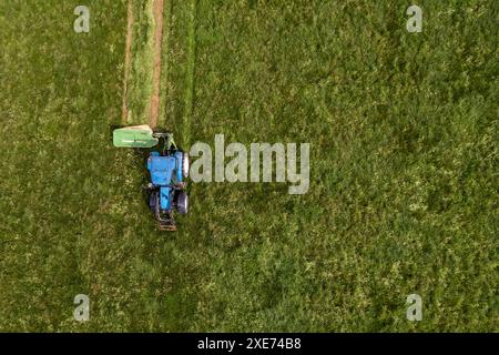 Knocknageehy, West Cork, Irlanda. 22 aprile 2024. Dopo mesi di piogge intense, gli agricoltori stanno finalmente tagliando l'erba per l'insilato. Allevatore di manzo pedigree, Keit Foto Stock