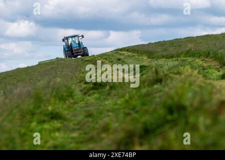 Knocknageehy, West Cork, Irlanda. 22 aprile 2024. Dopo mesi di piogge intense, gli agricoltori stanno finalmente tagliando l'erba per l'insilato. Allevatore di manzo pedigree, Keit Foto Stock