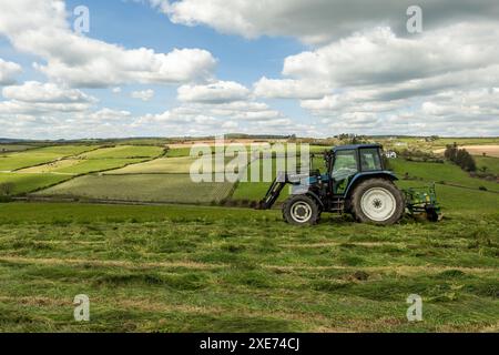 Knocknageehy, West Cork, Irlanda. 22 aprile 2024. Dopo mesi di piogge intense, gli agricoltori stanno finalmente tagliando l'erba per l'insilato. Allevatore di manzo pedigree, Keit Foto Stock