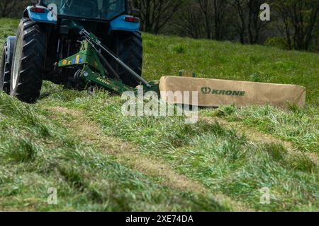 Knocknageehy, West Cork, Irlanda. 22 aprile 2024. Dopo mesi di piogge intense, gli agricoltori stanno finalmente tagliando l'erba per l'insilato. Allevatore di manzo pedigree, Keit Foto Stock