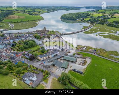 Villaggio di Timoleague e antica abbazia fransiaca in alta marea, giugno 2024 Foto Stock