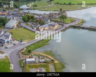 Villaggio di Timoleague e antica abbazia fransiaca in alta marea, giugno 2024 Foto Stock