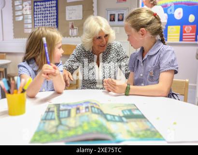 La regina Camilla visita una classe di accoglienza e ascolta l'iniziativa di lettura "Pastore e pecore", che assegna nuovi alunni in accoglienza a un 6° anno, che agisce come amica e modello per tutto il primo anno scolastico dei nuovi alunni, durante la sua visita alla Christ Church C of e Primary School di Londra. Data foto: Mercoledì 26 giugno 2024. Foto Stock