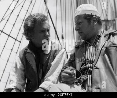 TERENCE STAMP e regista / star PETER USTINOV sul set location candida sulla nave durante le riprese del romanzo DI BILLY BUDD 1962, del regista PETER USTINOV Herman Melville Anglo Allied / Allied Artists Pictures Foto Stock