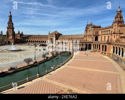 Vista su Plaza de Espana (Piazza Spagna), monumento dell'architettura regionalista, Parco Maria Luisa, Siviglia Foto Stock