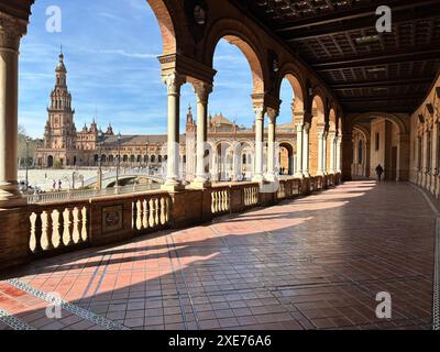 Vista su Plaza de Espana (Piazza Spagna), monumento dell'architettura regionalista, Parco Maria Luisa, Siviglia Foto Stock