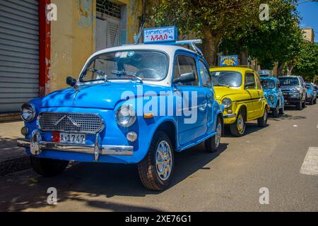 Vecchia Fiat 500, ora auto di una scuola guida, ad Asmara, Eritrea, Africa Foto Stock