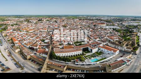Vista panoramica aerea del centro storico di Evora, una città che affonda le sue radici nell'epoca romana, Evora, Alentejo, Portogallo Foto Stock
