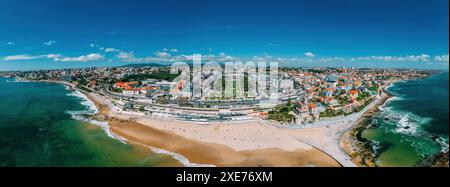 Vista panoramica aerea con drone sulla spiaggia di Tamariz con l'iconico Casino Estoril nel centro e il quartiere di Estoril, Portogallo Foto Stock