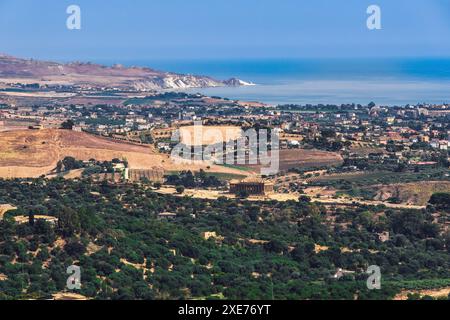 Vista panoramica della Valle dei Templi con l'area archeologica e i templi visibili, patrimonio dell'umanità dell'UNESCO, Agrigento, Sicilia, Italia Foto Stock