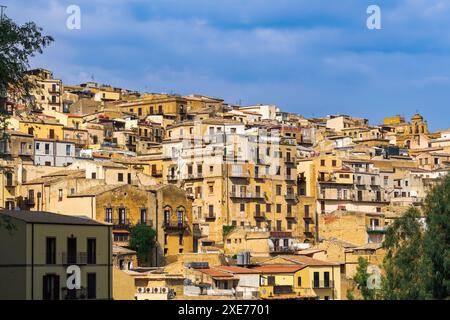 Vista panoramica della città con case dall'architettura tradizionale e balconi visibili, Agrigento, Sicilia, Italia, Europa Foto Stock