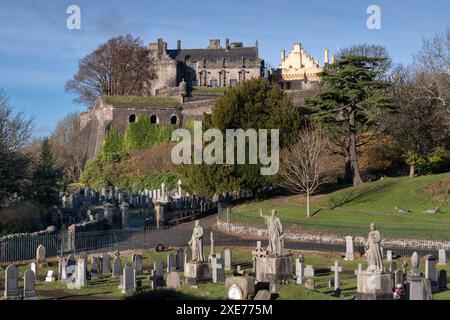 Castello di Stirling visto da Stirling Old Town Cemetery, Stirling, Stirlingshire, Scozia, Regno Unito, Europa Foto Stock