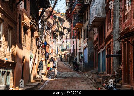 Vista lungo una strada stretta con tradizionali case in mattoni nel centro di Bhaktapur, Kathmandu, Nepal, Asia Foto Stock