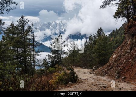 Inizio del trekking nella valle di Langtang in Nepal con percorso verso le montagne innevate dell'Himalaya Ganesh Himal, Nepal, Asia Foto Stock