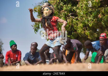 Ballerini mascherati, la cerimonia tradizionale Kulamba del popolo Chewa dello Zambia, del Mozambico e del Malawi, dello Zambia Foto Stock