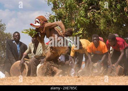 Ballerini mascherati, la cerimonia tradizionale Kulamba del popolo Chewa dello Zambia, del Mozambico e del Malawi, dello Zambia Foto Stock