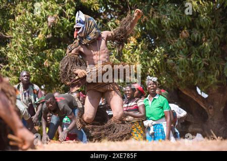 Ballerini mascherati, la cerimonia tradizionale Kulamba del popolo Chewa dello Zambia, del Mozambico e del Malawi, dello Zambia Foto Stock