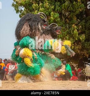 Ballerini mascherati, la cerimonia tradizionale Kulamba del popolo Chewa dello Zambia, del Mozambico e del Malawi, dello Zambia Foto Stock