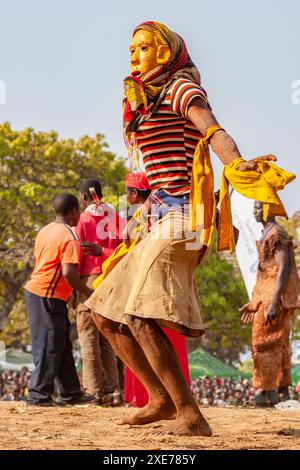 Ballerini mascherati, la cerimonia tradizionale Kulamba del popolo Chewa dello Zambia, del Mozambico e del Malawi, dello Zambia Foto Stock