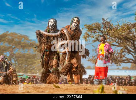 Ballerini mascherati, la cerimonia tradizionale Kulamba del popolo Chewa dello Zambia, del Mozambico e del Malawi, dello Zambia Foto Stock