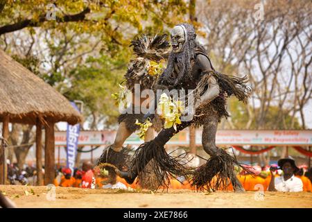 Ballerini mascherati, la cerimonia tradizionale Kulamba del popolo Chewa dello Zambia, del Mozambico e del Malawi, dello Zambia Foto Stock