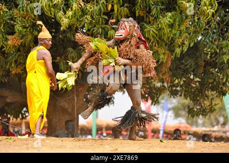 Ballerini mascherati, la cerimonia tradizionale Kulamba del popolo Chewa dello Zambia, del Mozambico e del Malawi, dello Zambia Foto Stock