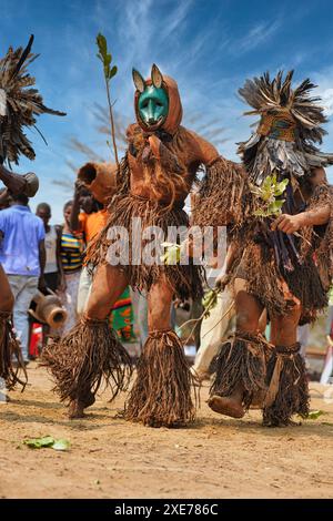 Ballerini mascherati, la cerimonia tradizionale Kulamba del popolo Chewa dello Zambia, del Mozambico e del Malawi, dello Zambia Foto Stock