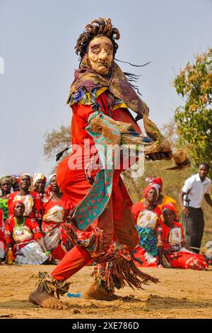 Ballerini mascherati, la cerimonia tradizionale Kulamba del popolo Chewa dello Zambia, del Mozambico e del Malawi, dello Zambia Foto Stock