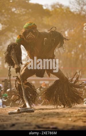 Ballerini mascherati, la cerimonia tradizionale Kulamba del popolo Chewa dello Zambia, del Mozambico e del Malawi, dello Zambia Foto Stock